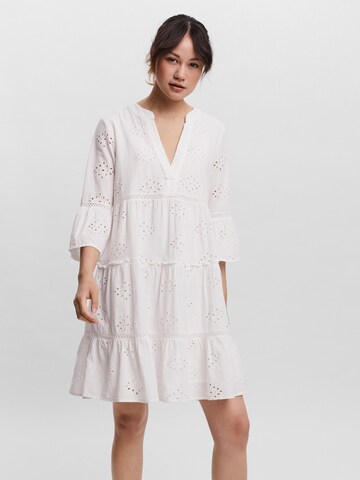 VERO MODA - Vestido camisero en blanco