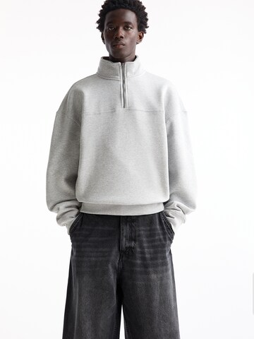 Pull&Bear Sweatshirt in Grijs: voorkant