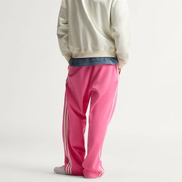 ADIDAS ORIGINALSLoosefit Hlače 'AdiSignature' - roza boja