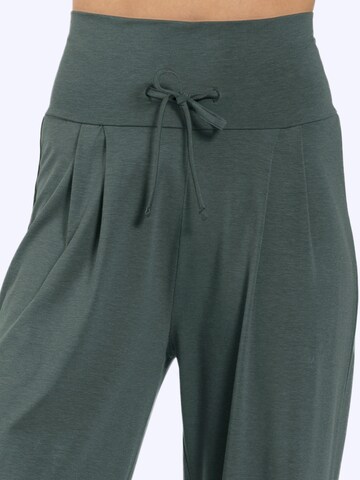 Magadi Loosefit Sporthose 'Florence' in Grün