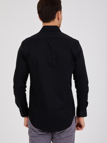 7Camicie - Ajuste estrecho Camisa de negocios 'Firenze Satin Man Shirt Black' en negro