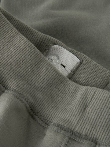 NAME IT Ozke Hlače | siva barva