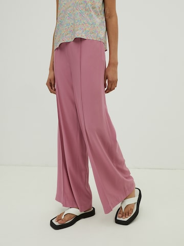 EDITED Wide leg Παντελόνι με τσάκιση 'Victoria' σε ροζ: μπροστά