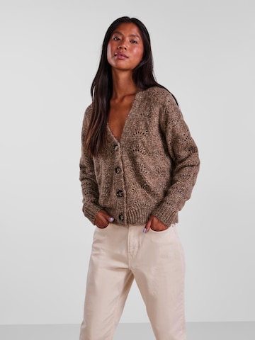 Cardigan 'Bibbi' PIECES en marron : devant