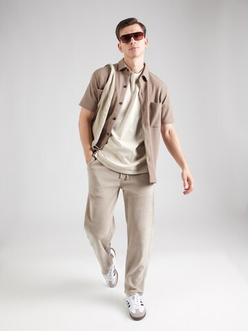 T-Shirt 'Nuevo' Pegador en beige