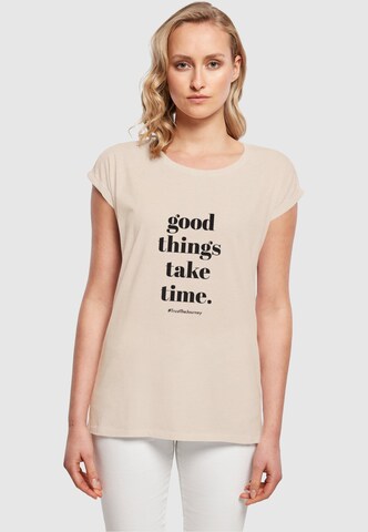 T-shirt 'Good Things Take Time' Merchcode en beige : devant