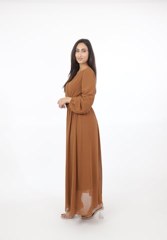 Elara Kleid in Braun