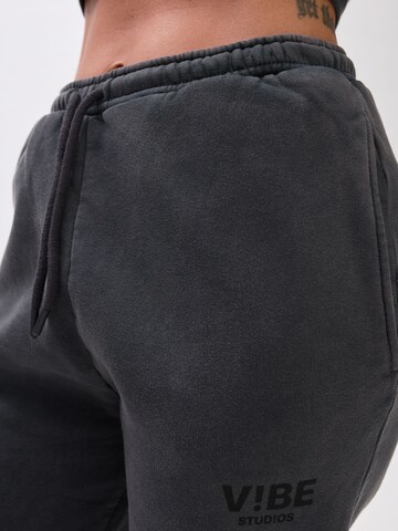 Effilé Pantalon V!BE STUD!OS en noir