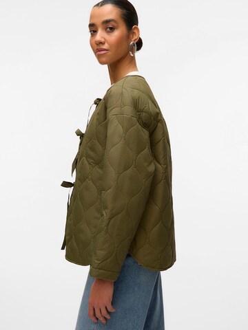 VERO MODA Демисезонная куртка в Зеленый