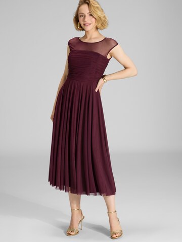 SWING Cocktail Dress in Red: front