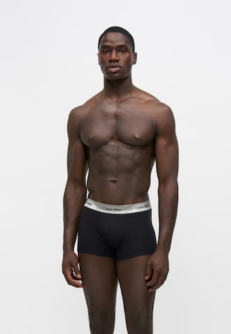 Boxeri de la Calvin Klein pe gri: față