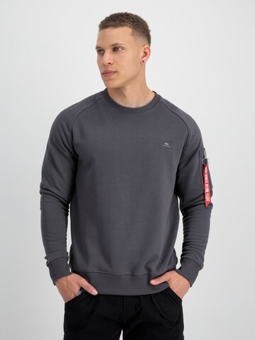 ALPHA INDUSTRIES - Sweatshirt 'X-Fit' em cinzento: frente