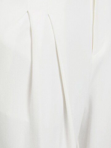 Bershka Lużny krój Spodnie w kant w kolorze biały