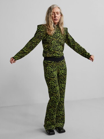 YAS Flared Hose 'Lizard' in Schwarz: Vorderseite