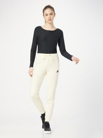 Coupe slim Pantalon Nike Sportswear en blanc