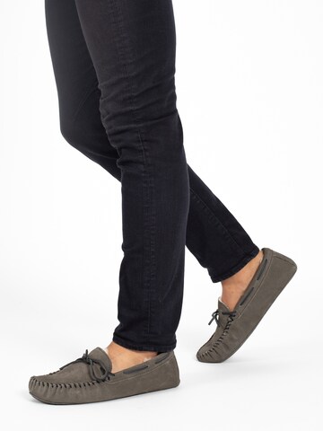 pilka Minnetonka Mokasinai