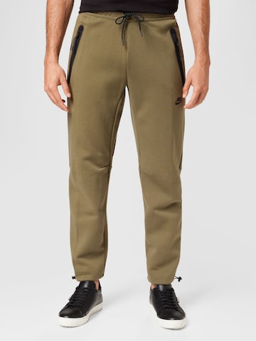regular Pantaloni di Nike Sportswear in verde: frontale