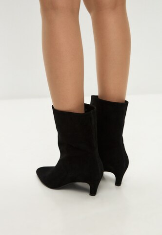 CESARE GASPARI Ankle Boots in Black