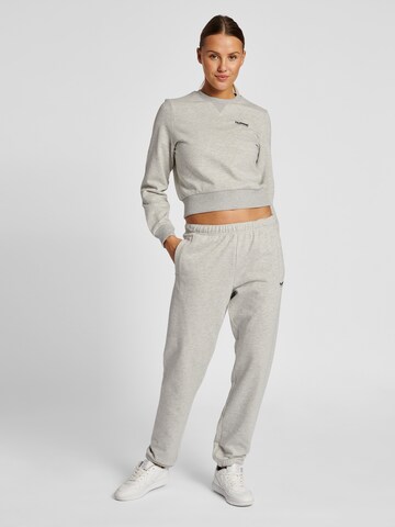 Hummel Tapered Sporthose in Grau