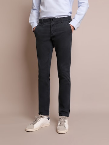 Regular Pantalon chino Scalpers en bleu : devant
