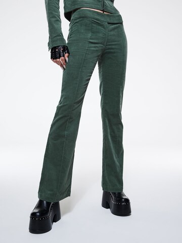 Flared Pantaloni 'Jorina' di SHYX in verde: frontale