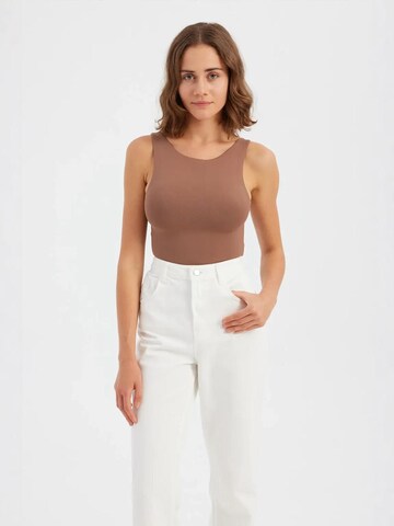 Hiccup - Top em castanho: frente