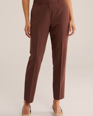 WE Fashion - Tapered Calças com vincos em castanho: frente