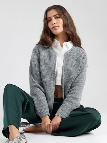 ABOUT YOU Вязаная кофта 'Lacey' в Серый