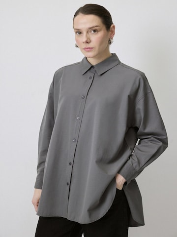 Touche Prive Shirt in Grey: front
