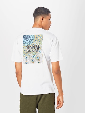 Tricou 'Peacock' de la 9N1M SENSE pe alb