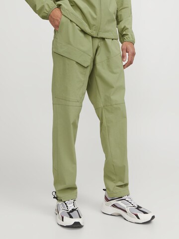 R.D.D. ROYAL DENIM DIVISION Regular Cargo Pants in Green: front