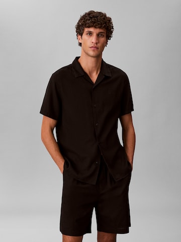 Regular Chemise ' ' Calvin Klein en noir : devant