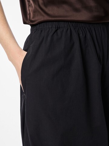 PIECES - Tapered Pantalón 'PCBella' en negro