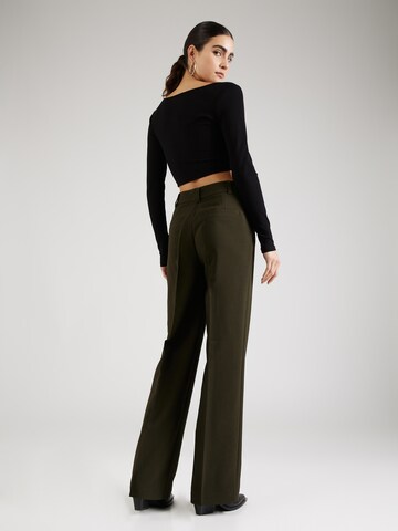 Loosefit Pantaloni con piega frontale 'Gale' di modström in verde