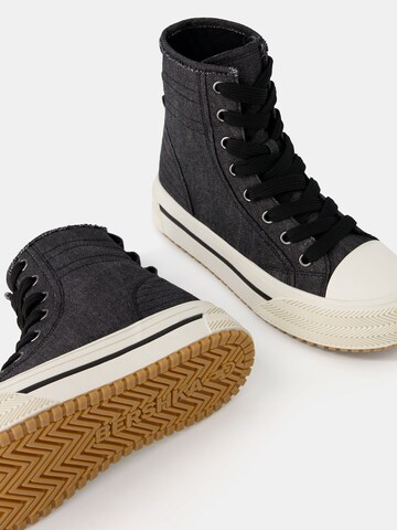 Sneaker alta di Bershka in nero