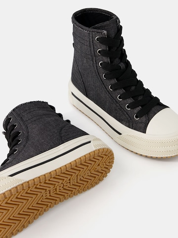 Sneaker înalt de la Bershka pe negru