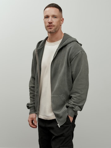 DAN FOX APPAREL Ζακέτα φούτερ 'Essential' σε γκρι: μπροστά