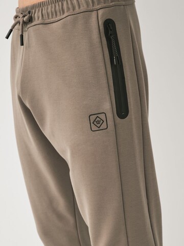Tapered Pantaloni funzionali di Next in marrone