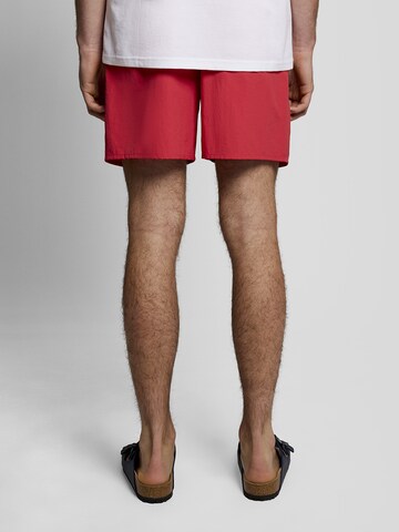 Loosefit Shorts de bain Lyle & Scott en rouge