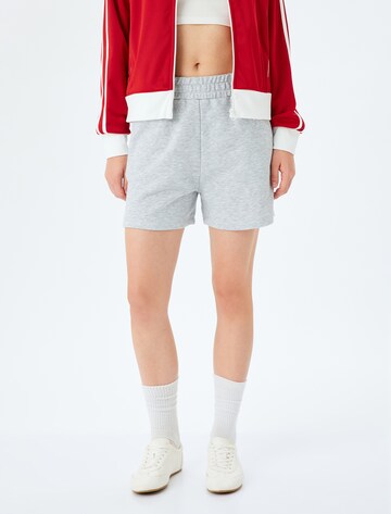 Koton Loosefit Shorts in Grau: Vorderseite