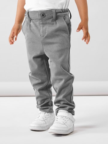 Coupe slim Pantalon 'Silas' NAME IT en gris : devant