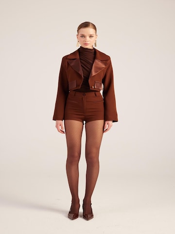 HOLLY LOLLY Slimfit Chino kalhoty – hnědá