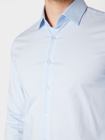 Coupe slim Chemise business Calvin Klein en bleu