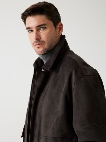 GUESS Between-Season Jacket in Brown