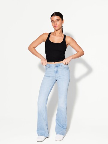 Bershka Flared Jeans in Blau: Vorderseite