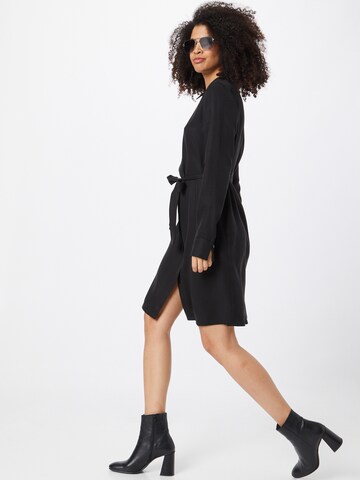 Another Label Sukienka koszulowa 'Peri' w kolorze czarny