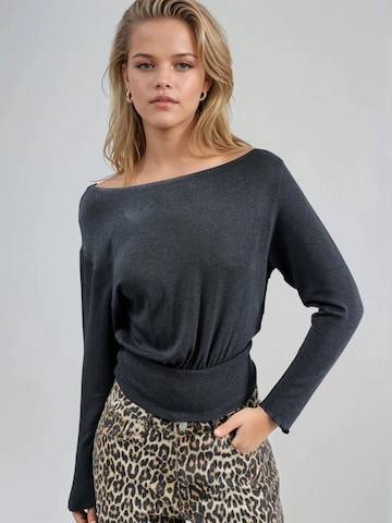 Pull-over Busem en gris : devant