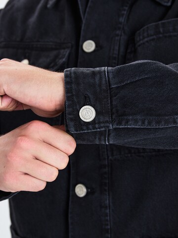 Dxnmxrk Tussenjas 'DxFillip' in Zwart