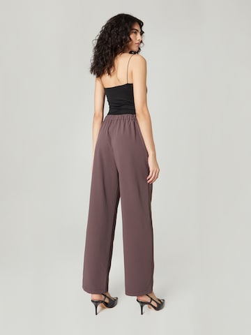 Guido Maria Kretschmer Women Wide leg Pleat-Front Pants 'Nola' in Brown