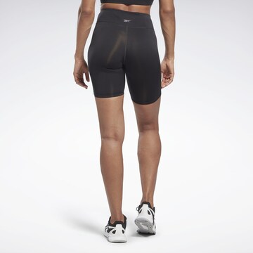 Reebok Skinny Sportshorts in Schwarz